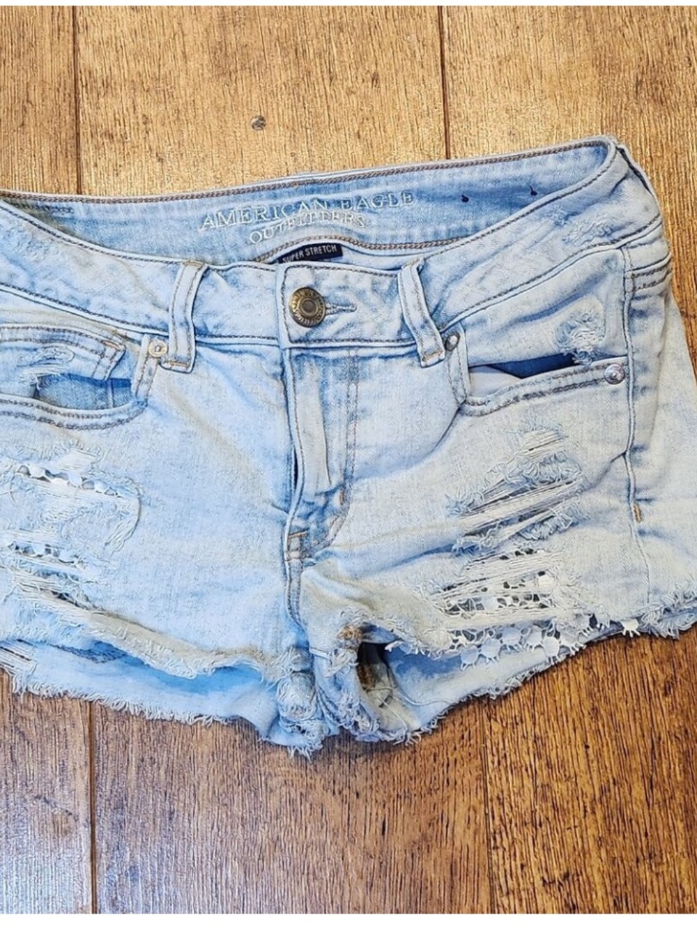 AMERICAN EAGLE  Light Distressed Denim Cutoff Shorts🌼